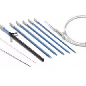 Equipos: Equipo para nefrostomía percutánea consta de: - Guía metálica de 0.038" (0.97 mm) de diámetro y 80 cm de longitud con punta de seguridad en "J". - Dilatadores radiopacos calibres 3, 4, 5, 6, 8, 10 y 12 Fr con longitud de 20 a 24 cm. - Aguja mitty pollack calibre 22 G x 22 cm de longitud y calibre 18 G x 14 cm de longitud con estilete flexible o dos agujas tipo Shiba calibre 22 G x 20 a 25 cm de longitud con su respectiva guía metálica y calibre 18 G x 20 a 25 cm de longitud con estiletes flexibles. Uno para cada aguja. - Tubo de drenaje calibre 14 Fr x 30 cm de longitud con conector luer lock u otro sistema que permita la introducción y extracción del catéter con sistema de fijación a la piel. Estéril y desechable. 5 Fr x 30 a 35 cm de longitud. Equipo.